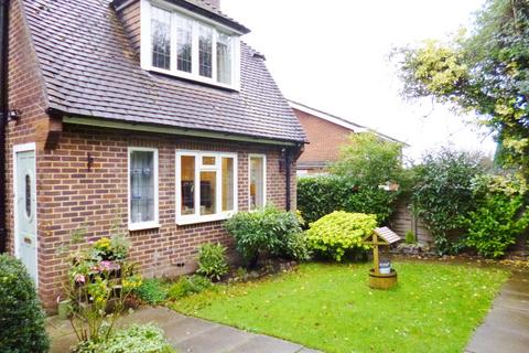 2 bedroom maisonette to rent, Brooke Close, Bushey, WD23