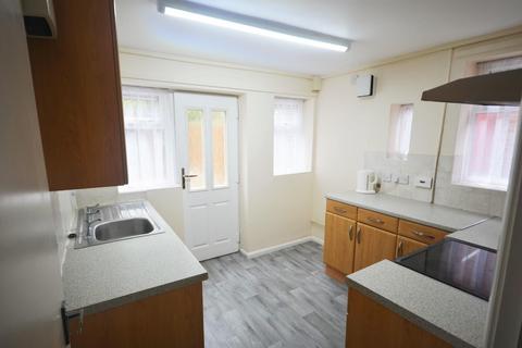 2 bedroom maisonette to rent, Kenilworth Crescent, Parkfields