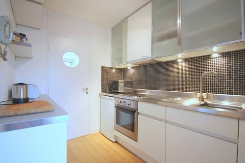 Studio to rent, Barbican, London EC2Y