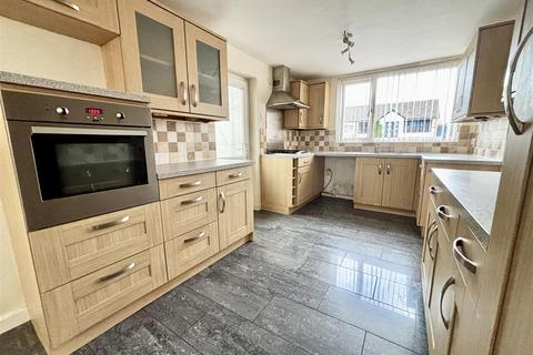 3 bedroom semi-detached house for sale, Rydal Avenue, Garforth, Leeds