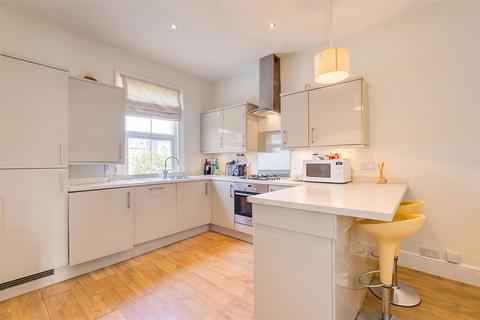 2 bedroom flat to rent, Elliott Road, Chiswick, London