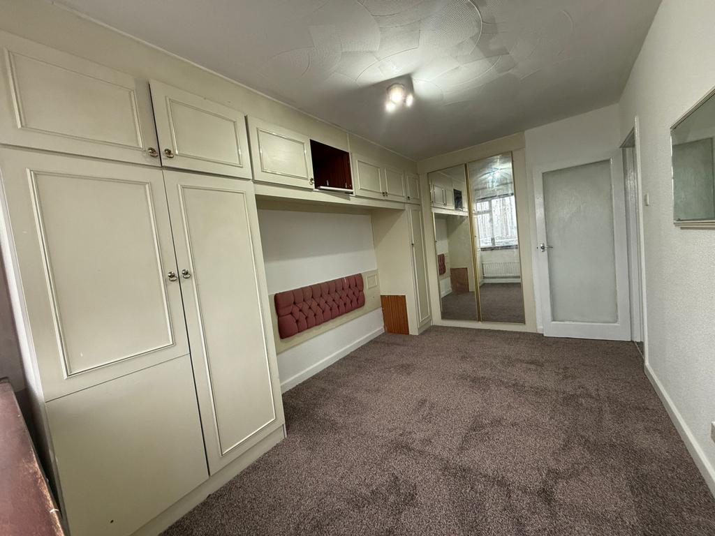 Spacious 3-Bedroom House to Rent in Romford RM13