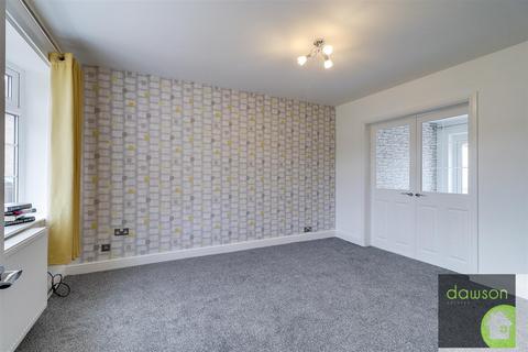 3 bedroom semi-detached house to rent, Oakdale Close, Halifax