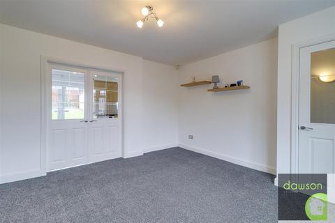 3 bedroom semi-detached house to rent, Oakdale Close, Halifax