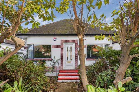 2 bedroom bungalow for sale, Gladstone Avenue, Twickenham, TW2