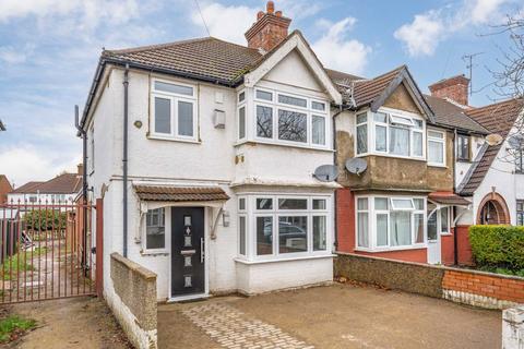 3 bedroom end of terrace house to rent, Burnham Gardens, Hounslow TW4