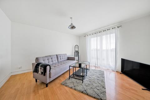 2 bedroom flat to rent, Harlinger Street London SE18