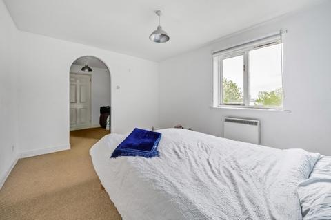 2 bedroom flat to rent, Harlinger Street London SE18