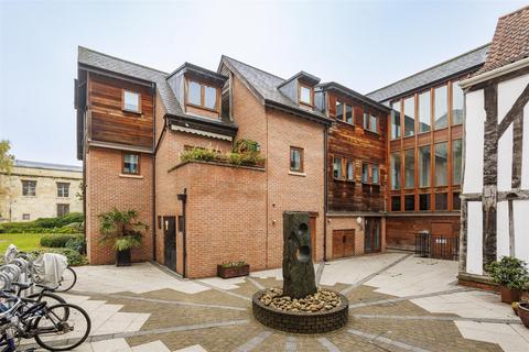 11, Talbot Court Low Petergate, York, YO1 7HZ