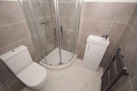 Studio to rent, London, CR5