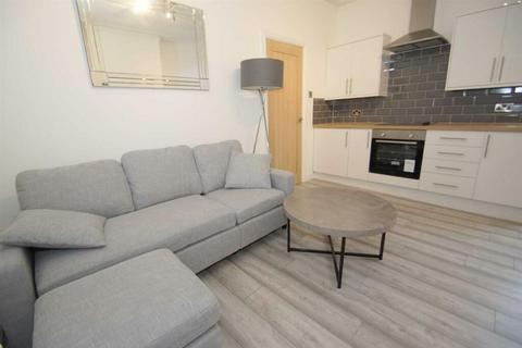 Studio to rent, London, CR5