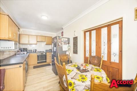 3 bedroom end of terrace house for sale, Brooklands Road, Romford, RM7