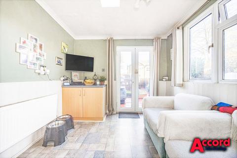 12 Brooklands Road, Romford, RM7 7DX