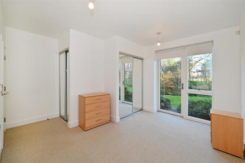 3 bedroom property to rent, Lakeside Drive, Park Royal, London