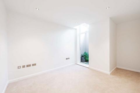 3 bedroom terraced house to rent, Goldhawk Road, London W12