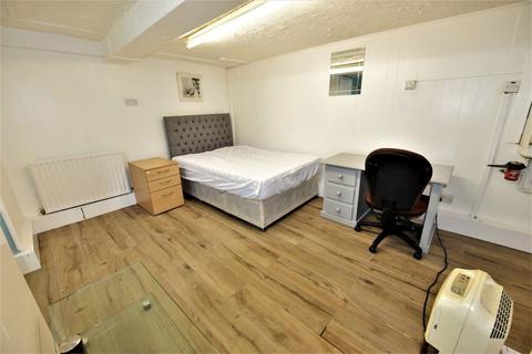 Studio to rent, Cardigan Road