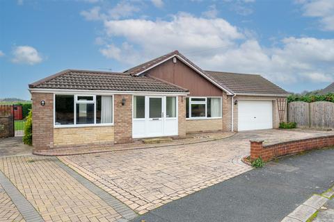 3 bedroom detached bungalow for sale, Spring Bank Avenue, Dunnington, York, YO19 5PZ