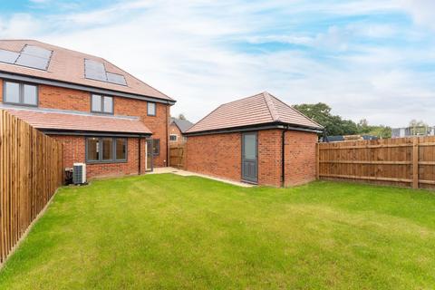 3 bedroom detached house for sale, Russell Road, Toddington, Dunstable, LU5