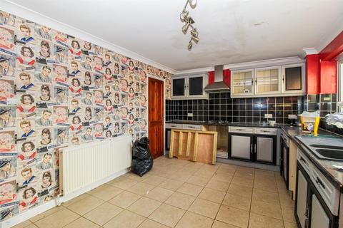 3 bedroom end of terrace house for sale, Ackton Hall Crescent, Pontefract WF7