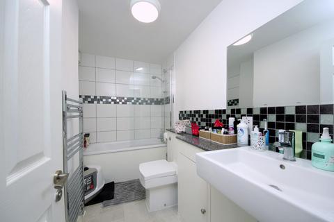 2 bedroom flat for sale, Burnham Way, W13