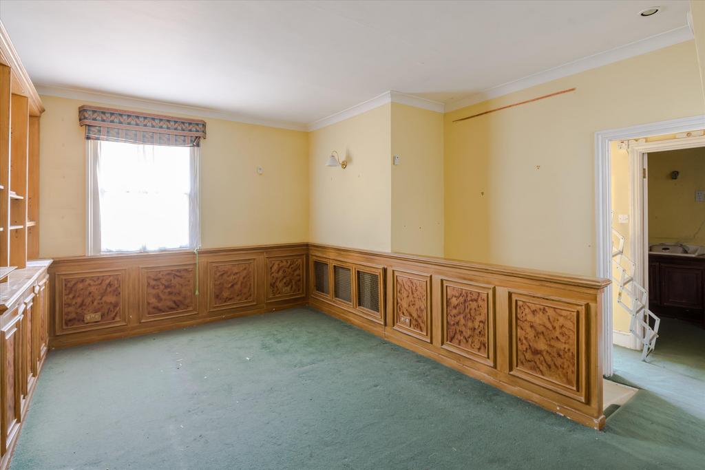 https://media.onthemarket.com/properties/16217360/1521397808/image-2-1024x1024.jpg