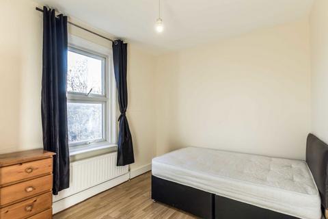 3 bedroom house to rent, Holly Park Road, London W7