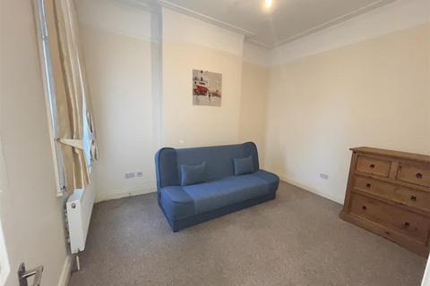 2 bedroom flat to rent, Linden Avenue, Kensal Rise