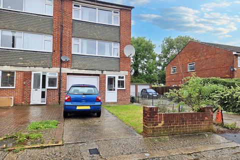 3 bedroom townhouse to rent, Crosier Road, Ickenham UB10