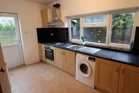 3 bedroom semi-detached house to rent, Totteridge Road, High Wycombe HP13