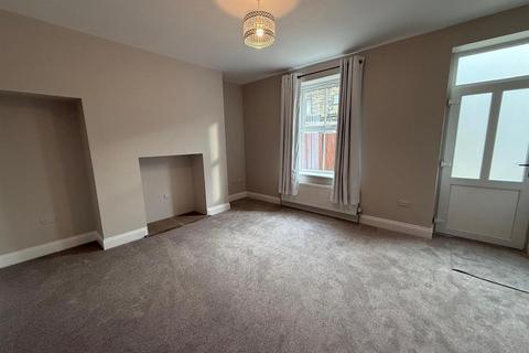 3 bedroom terraced house to rent, North Street, Silsden,