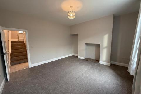 3 bedroom terraced house to rent, North Street, Silsden,