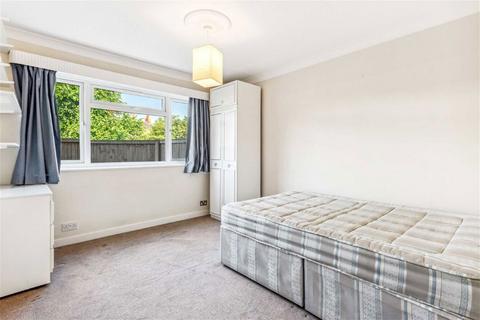 2 bedroom flat to rent, Durham Road, Raynes Park