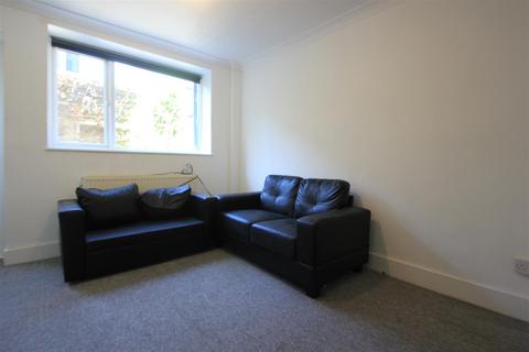 4 bedroom semi-detached house to rent, Edinburgh Road, Brighton