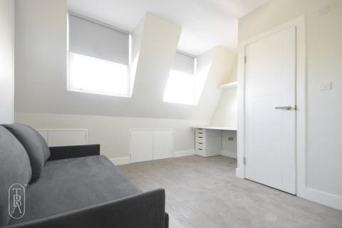 Studio to rent, Bethnal Green Road, London, E2