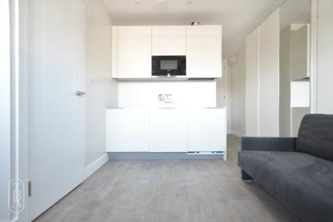 Studio to rent, Bethnal Green Road, London, E2