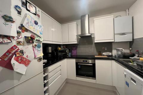 2 bedroom house to rent, Heathfield Close, London