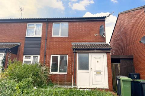 2 bedroom semi-detached house to rent, Swallow Close, Luton LU4