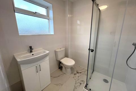 2 bedroom semi-detached house to rent, Swallow Close, Luton LU4