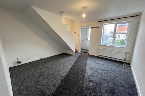 2 bedroom semi-detached house to rent, Swallow Close, Luton LU4