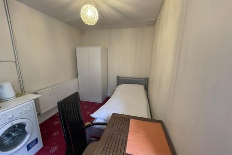 Studio to rent, Jersey Road, Isleworth TW7