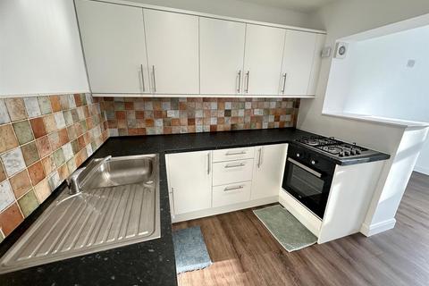 3 bedroom semi-detached house to rent, Green Park Road, Halifax