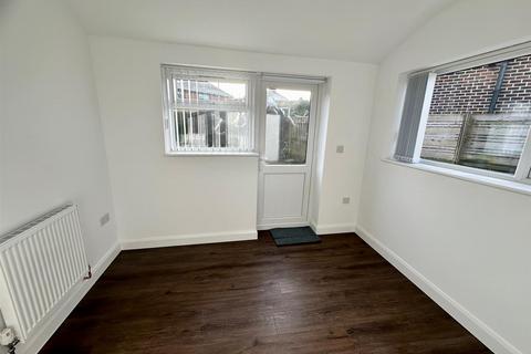 3 bedroom semi-detached house to rent, Green Park Road, Halifax