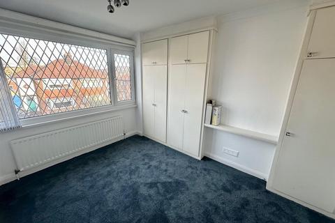 3 bedroom semi-detached house to rent, Green Park Road, Halifax