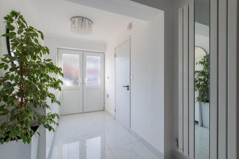 86 Leander Drive, Gravesend, DA12 4NE