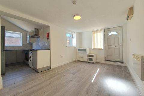 1 bedroom ground floor flat to rent, Broadway, Cardiff CF24