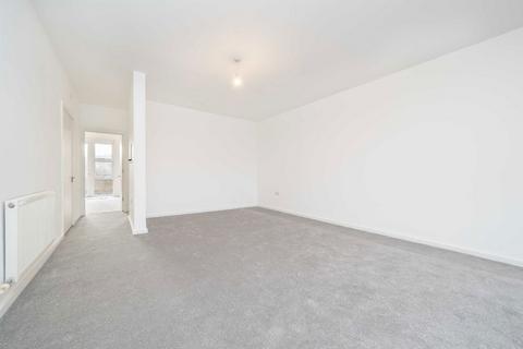 2 bedroom flat for sale, Main Street, Hanworth TW13