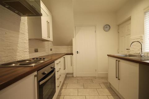 2 bedroom flat to rent, Claremont Road, Spital Tongues