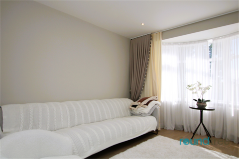 4 bedroom flat to rent, St. Marys Crescent, Hendon, NW4