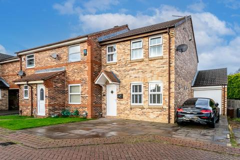 3 bedroom end of terrace house for sale, Dunlin Court, Leeds