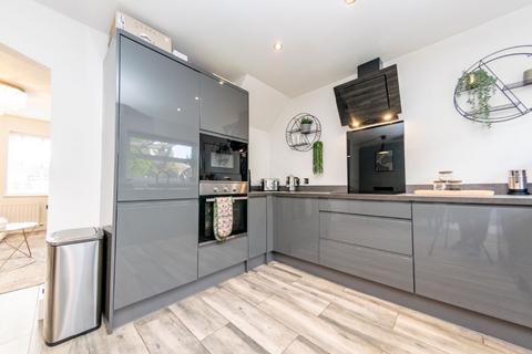 3 bedroom end of terrace house for sale, Dunlin Court, Leeds